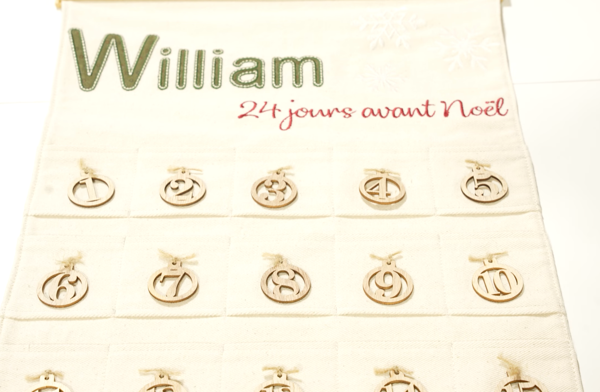 Calendrier de l'Avent confectionné à l'aide d'une machine à broder