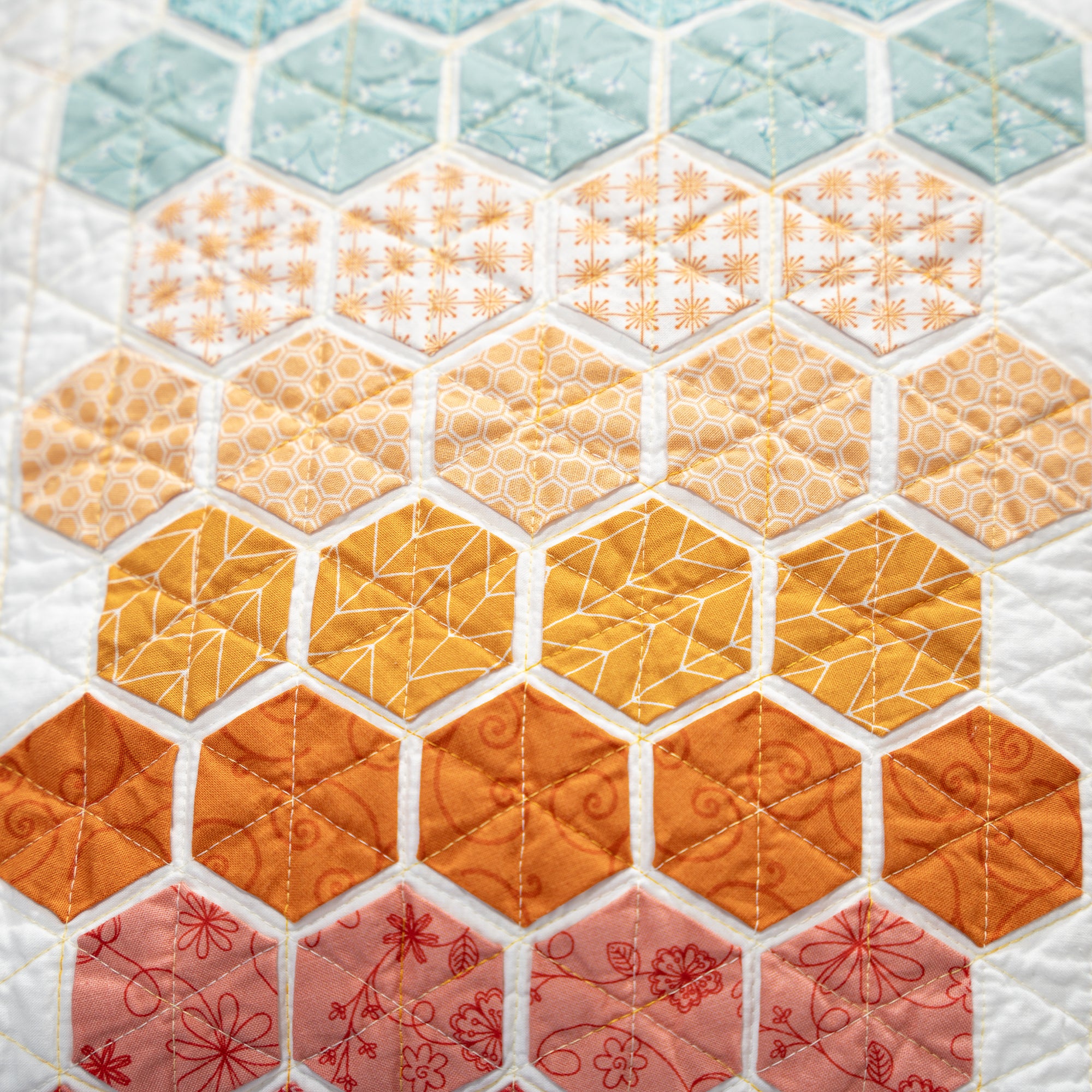 Gros plan sur les imprimés et la finition du coussin réalisé par courtepointe