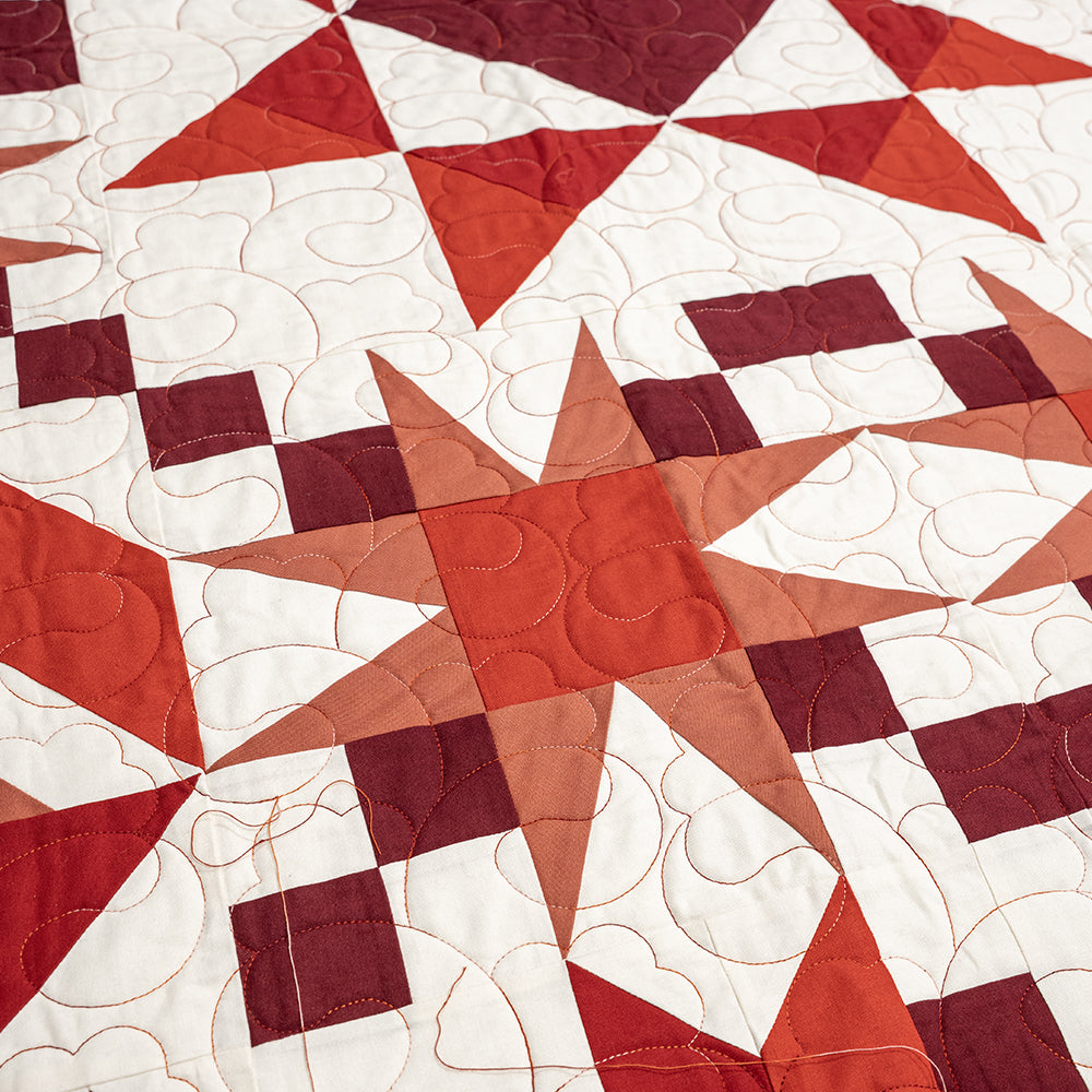 Courtepointe blanche et rouge réalisée dans le cadre d'un cours chez Excelle Machine à Coudre.