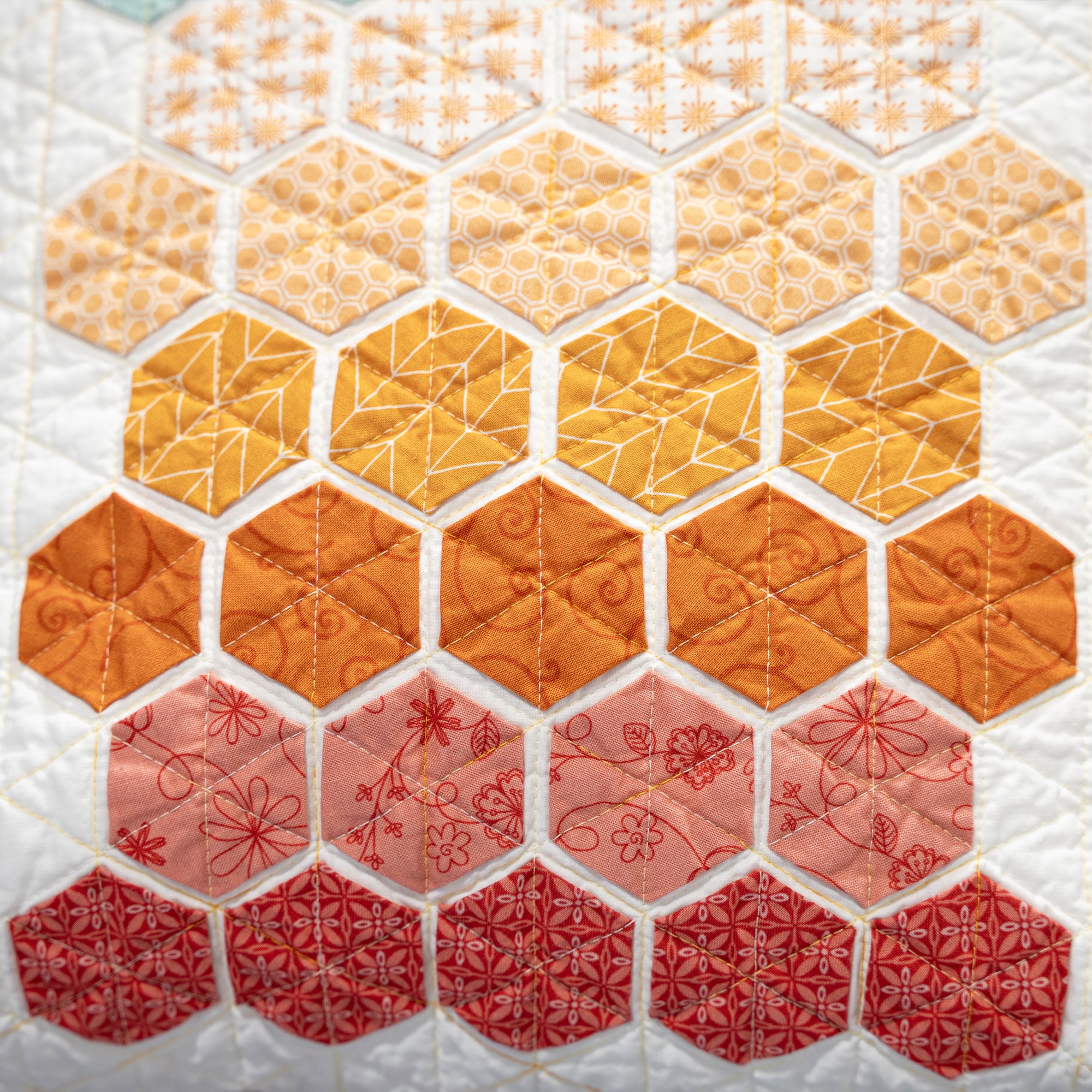 Gros plan sur les imprimés d'un projet de courtepointe (coussin)