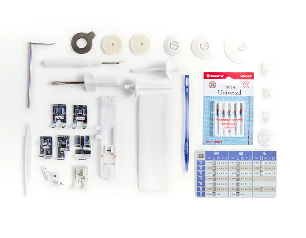 Accessoires de couture Husqvarna Viking DESIGNER QUARTZ™ 29
Gros plan sur les accessoires fournis avec la Husqvarna Viking DESIGNER QUARTZ™ 29, comprenant différents pieds presseurs, aiguilles, canettes et outils de couture essentiels.