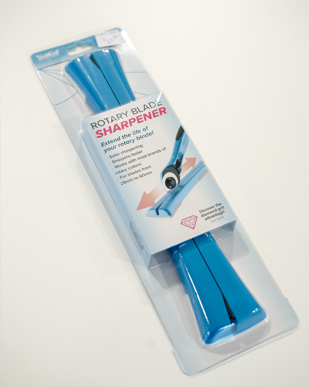 Aiguiseur TrueCut Rotary Blade Sharpener, redonnez du tranchant à vos lames usées et coupez vos tissus avec une précision optimale.