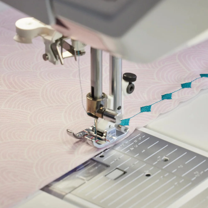 Application d’un gabarit avec la Husqvarna Viking EPIC™ Quilt 97 – Placement précis d’un gabarit sur un tissu imprimé pour la découpe et la couture d’un motif spécifique.