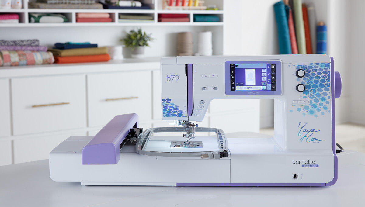 Bernette 79 Yaya Han Edition avec cadre de broderie – Gros plan sur la machine en atelier, mettant en valeur sa précision et son cadre de broderie.