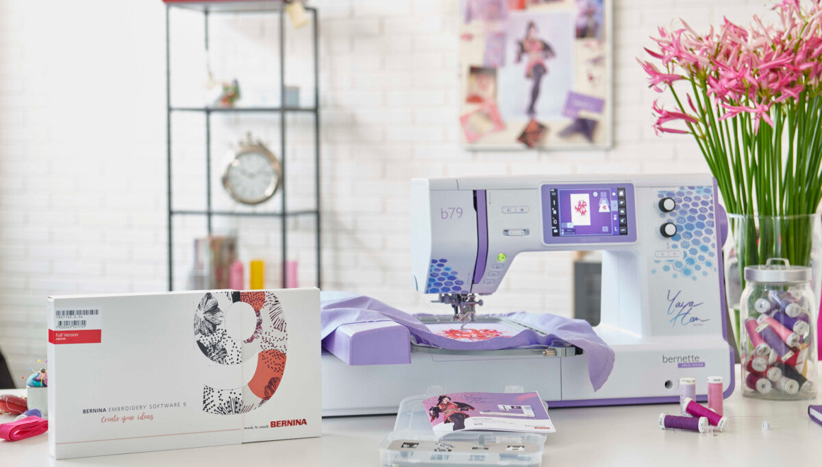 Bernette 79 Yaya Han Edition en action – Machine à coudre en train de broder un motif rouge sur un tissu violet, avec le logiciel de broderie Bernina visible à l'avant.