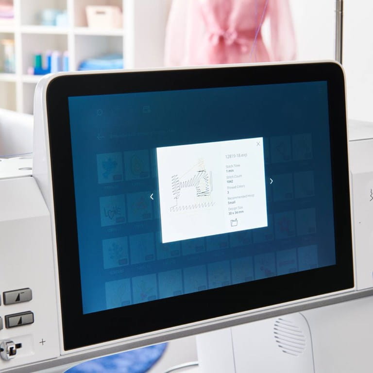 Bernina 990 machine à coudre affichant un motif de couture sur son écran numérique, permettant la sélection de points détaillés et complexes.