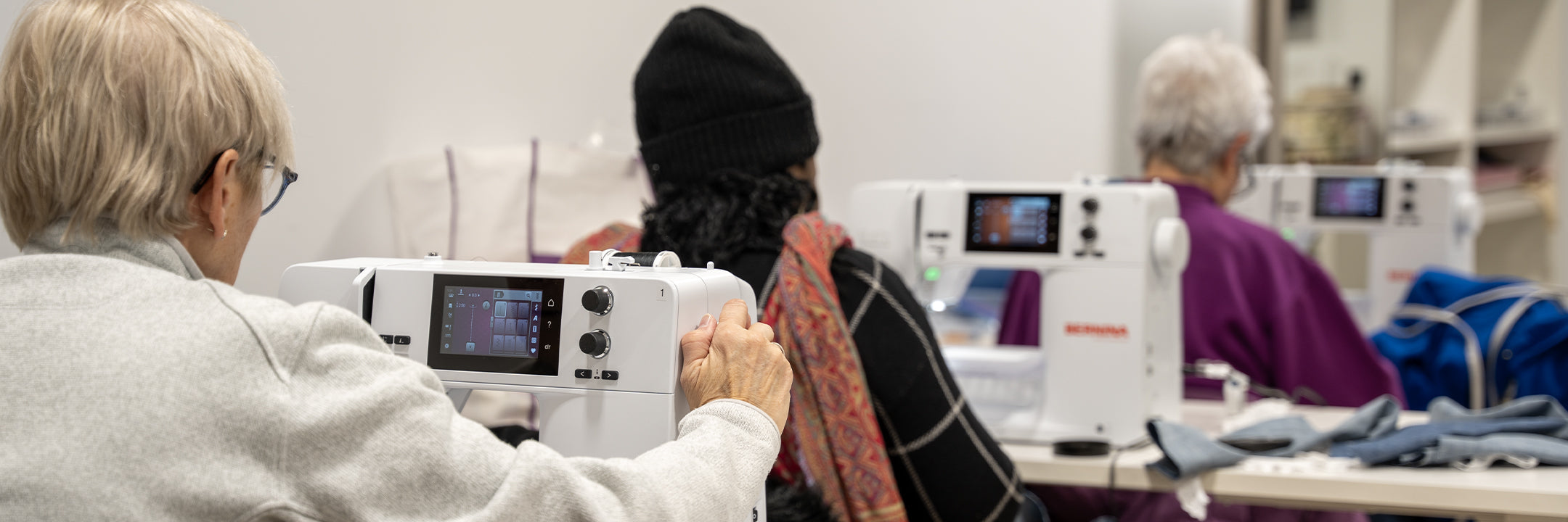 Participantes à un cours de couture offert par Excelle Machine à Coudre sur la Rive-Nord