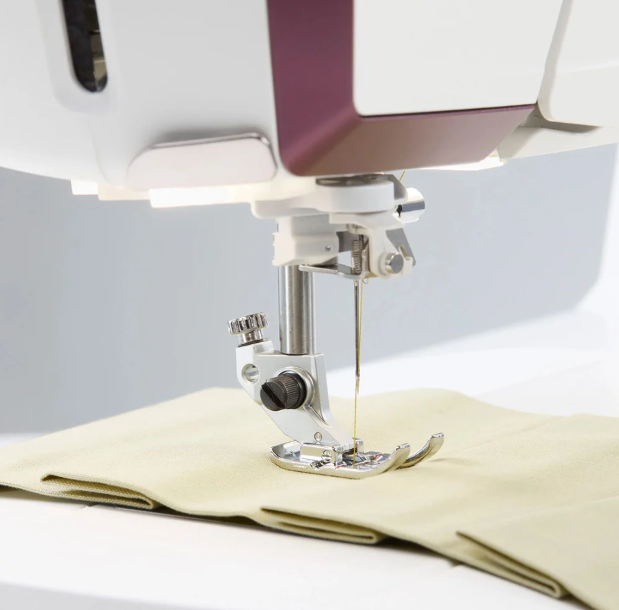 Machine à coudre et à broder HUSQVARNA® VIKING® DESIGNER TOPAZ™ 65