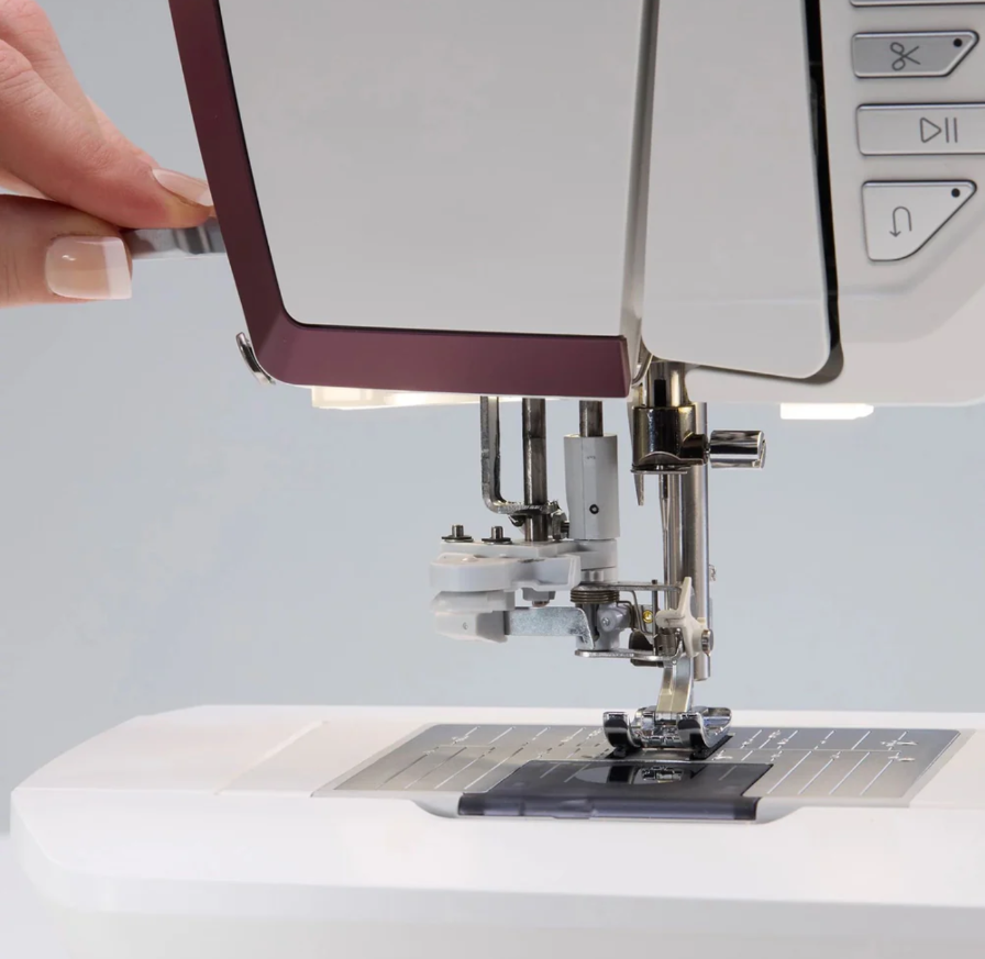 Machine à coudre et à broder HUSQVARNA® VIKING® DESIGNER TOPAZ™ 65