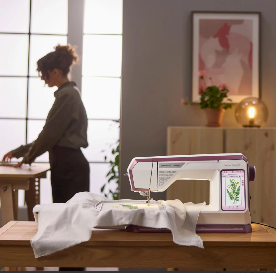 Machine à coudre et à broder HUSQVARNA® VIKING® DESIGNER TOPAZ™ 65