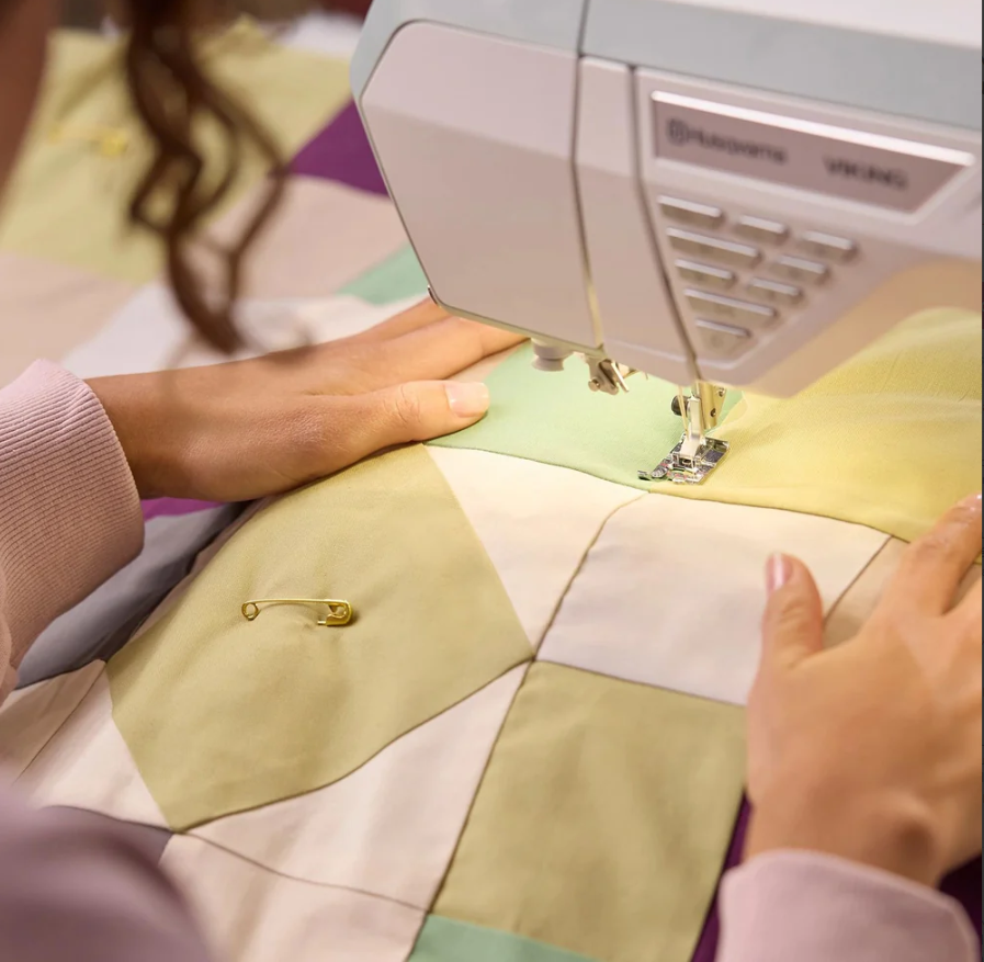 Machine à coudre HUSQVARNA® VIKING® DESIGNER TOPAZ™ 55Q