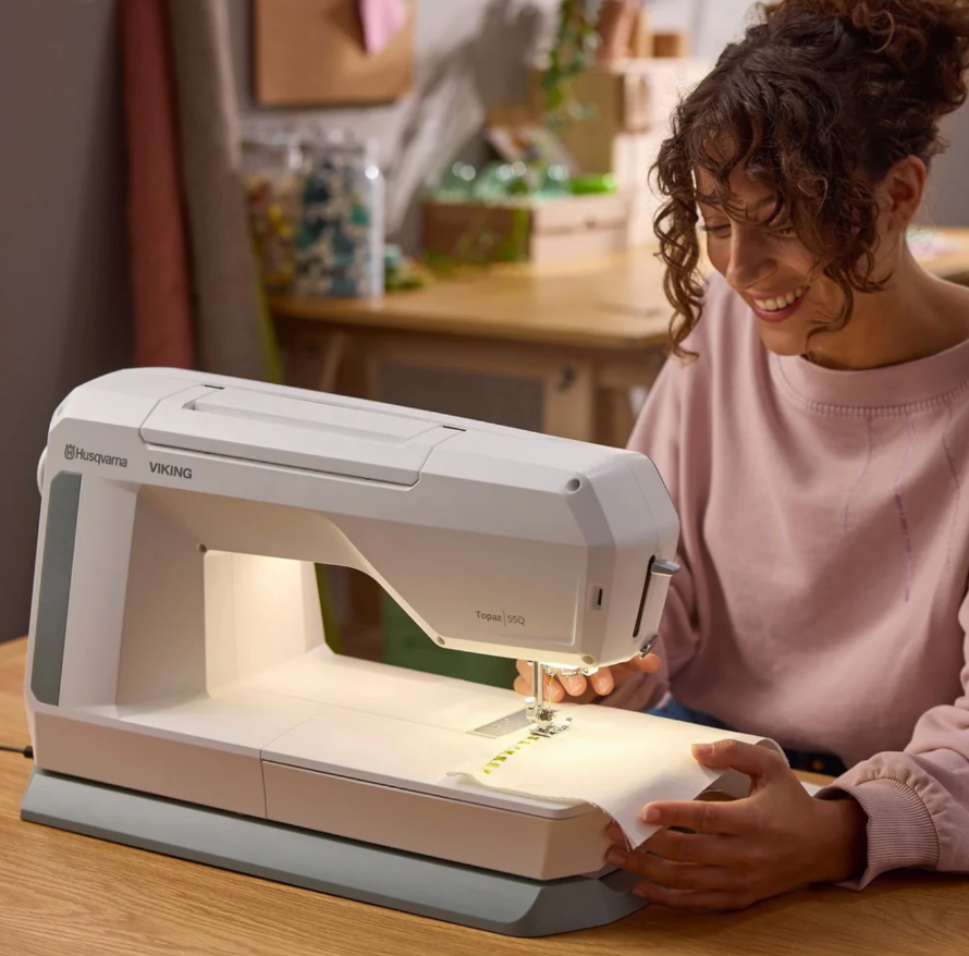 Machine à coudre HUSQVARNA® VIKING® DESIGNER TOPAZ™ 55Q