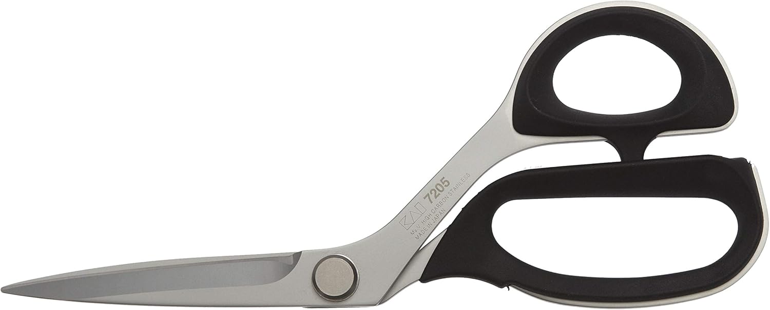 Ciseaux professionnels KAI 7205 de la série 7000 avec lames en acier inoxydable et poignées ergonomiques noires, conçus pour la coupe précise de tissus.