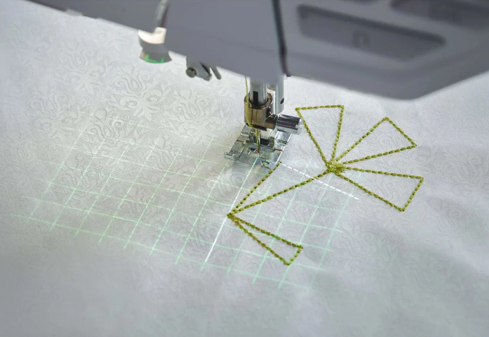 Couture décorative avec la machine à coudre Husqvarna Viking EPIC™ Quilt 97 – Point fantaisie en cours de réalisation, mettant en valeur la précision des finitions sur un tissu rose.