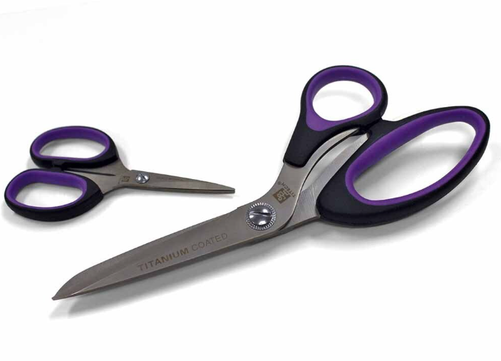 Ensemble de ciseaux TITECH Titanium, avec un grand ciseau à micro denture et un petit ciseau de broderie, parfaits pour divers travaux de couture.