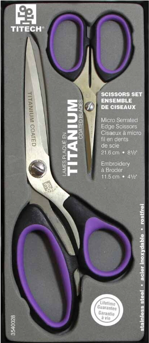 Ensemble de ciseaux TITECH Titanium dans leur emballage, comprenant un ciseau à micro denture de 21,6 cm et un ciseau de broderie de 11,5 cm.
