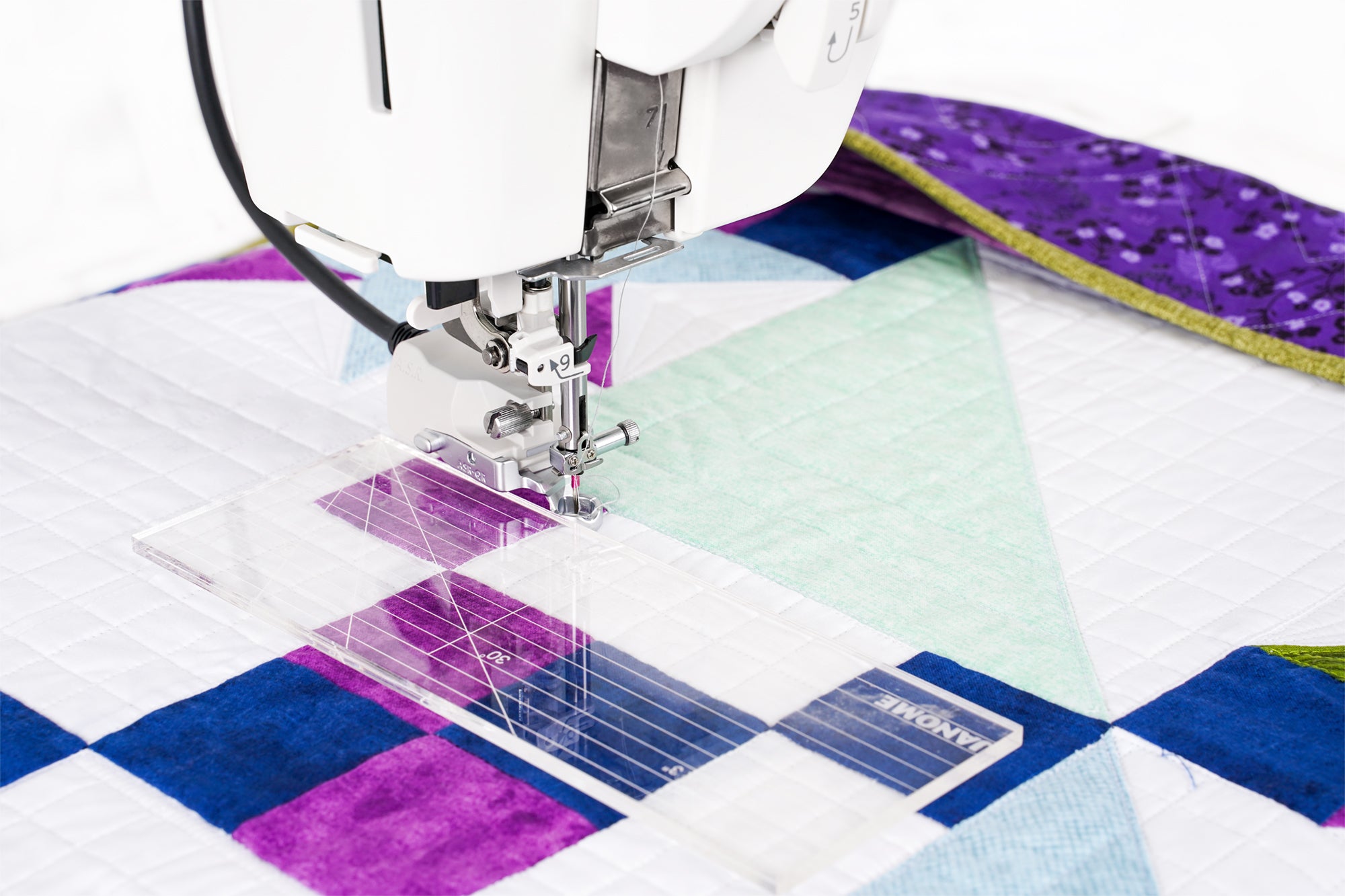 Janome M8 – couture de précision avec règle de guidage sur tissu quilté.