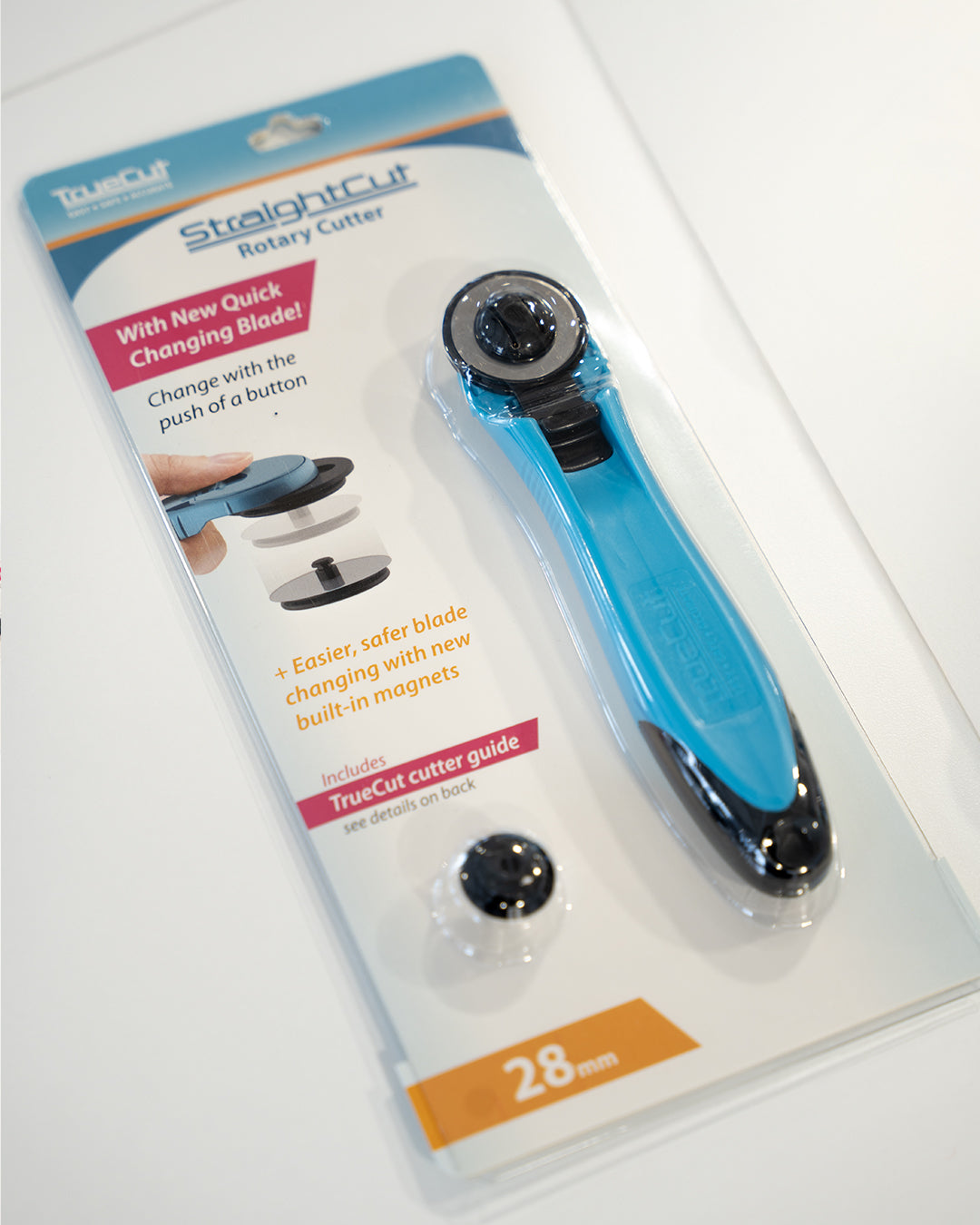 Le TrueCut StraightCut Rotary Cutter vous permet de découper vos tissus avec une grande précision tout en offrant une prise en main ergonomique. Son système de changement rapide de lame facilite le remplacement en un simple geste.