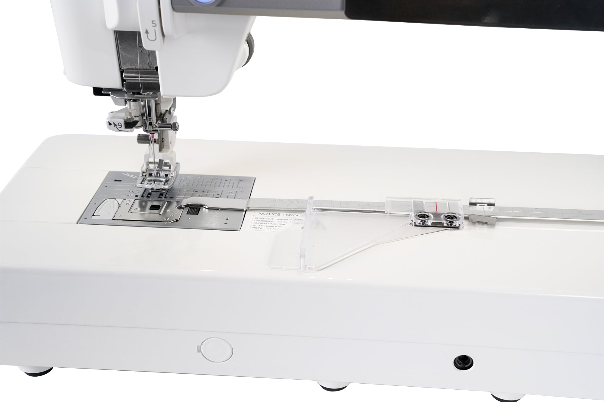 Machine Janome M8 avec jauge de mesure intégrée pour couture droite.