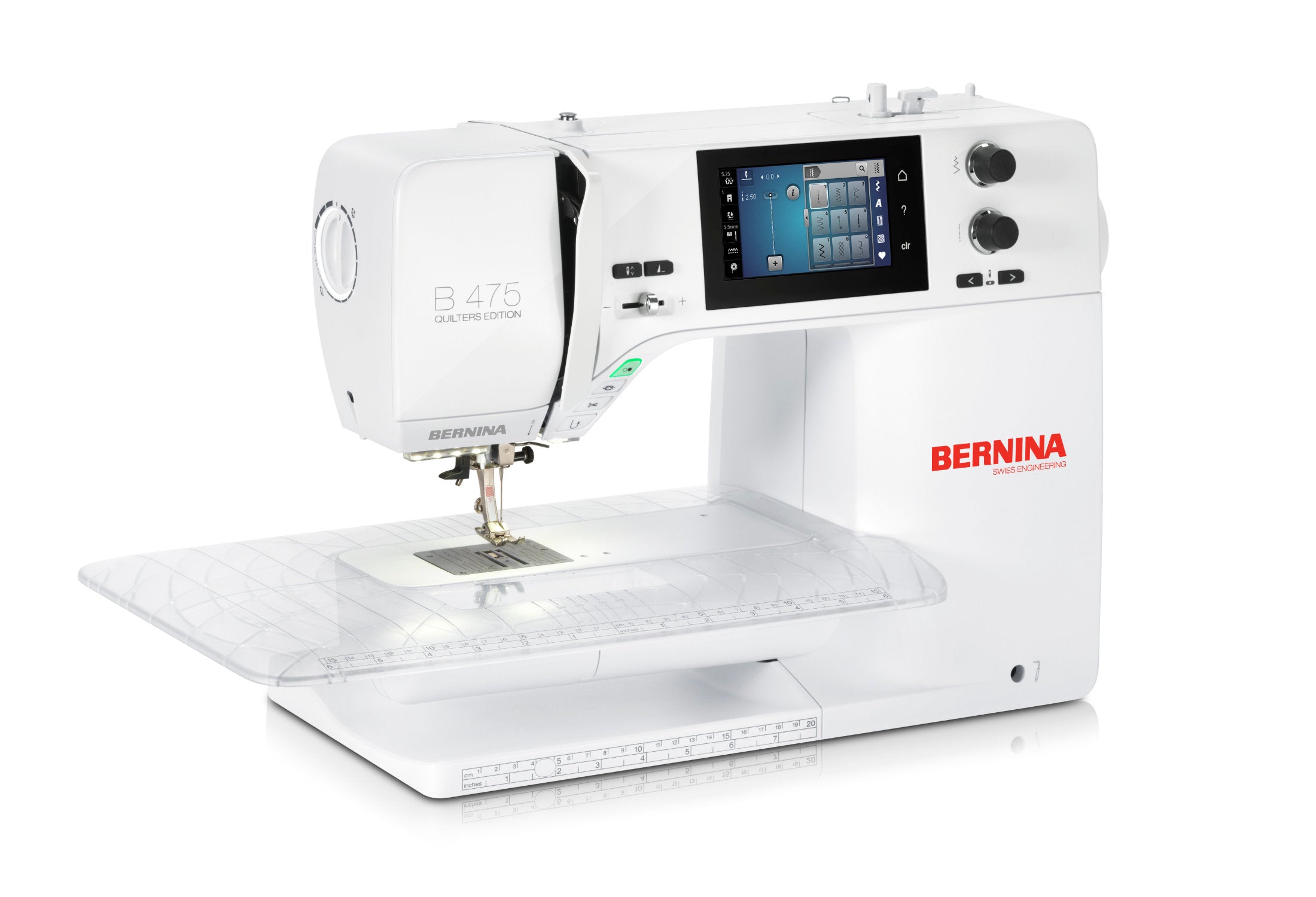Machine à coudre Bernina 475 QE en vue latérale, mettant en avant son design ergonomique et ses commandes intuitives pour un confort optimal.