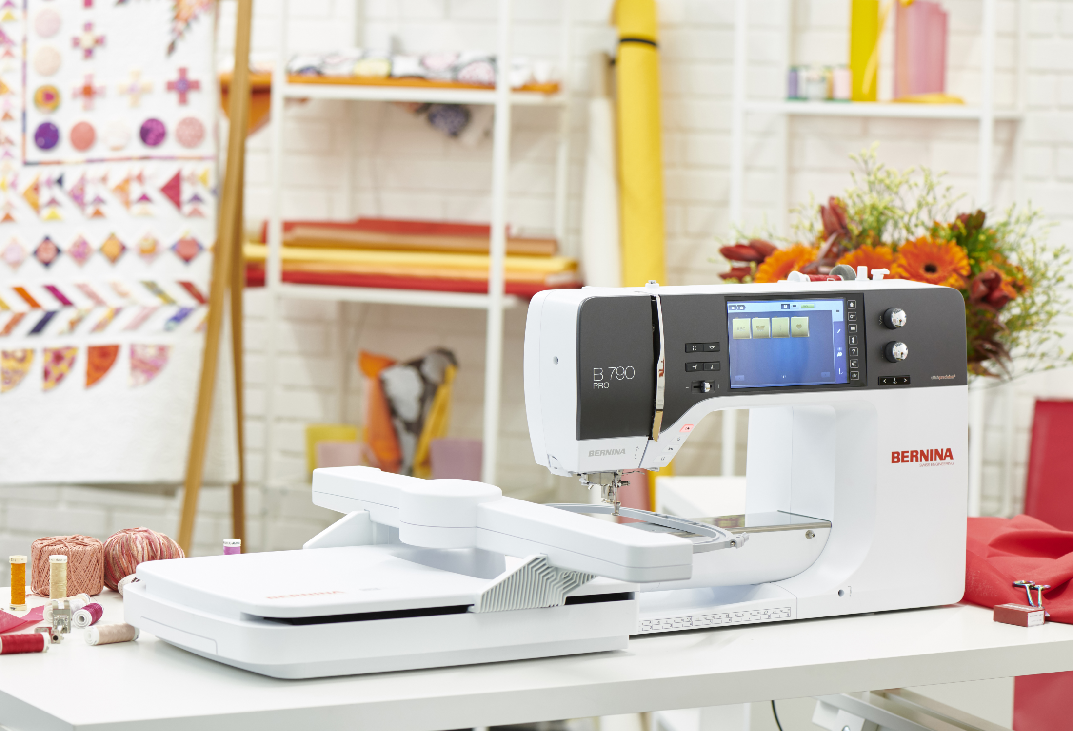 Machine à coudre Bernina B 790 PRO en atelier de couture – Machine à coudre et à broder installée dans un espace de couture coloré, parfaite pour les projets de patchwork et de broderie.