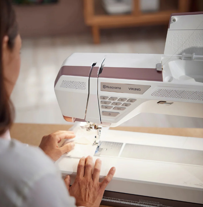 Machine à coudre Husqvarna Viking EPIC™ Quilt 97 – Machine à coudre haut de gamme conçue pour le quilting, avec un large espace de travail, un écran tactile interactif et des fonctionnalités avancées pour une couture précise.