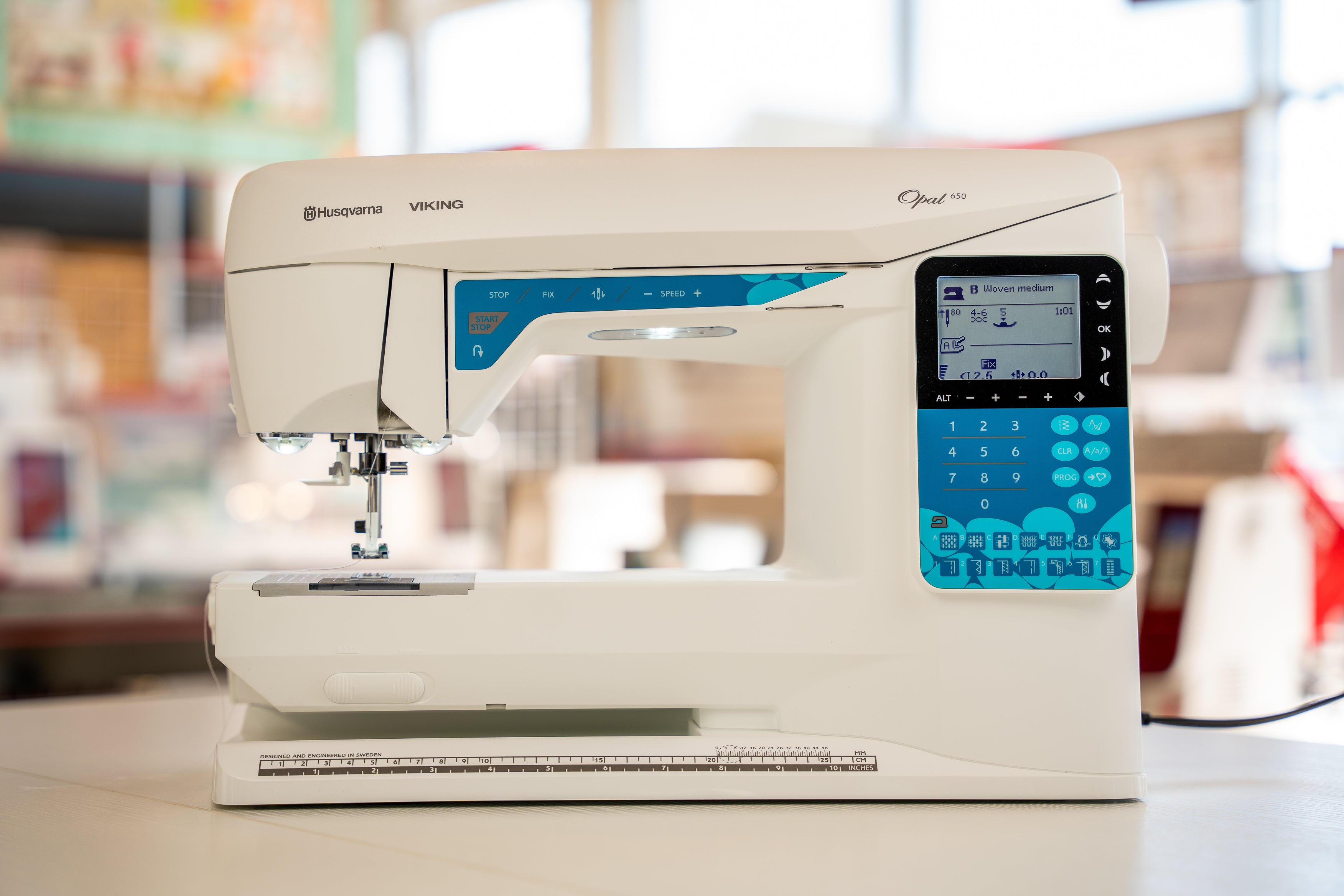 Machine à coudre Husqvarna Viking OPAL™ 650 – Machine à coudre électronique équipée d'un écran LCD, de nombreuses options de points et d’un système de couture assisté pour des résultats précis et professionnels.