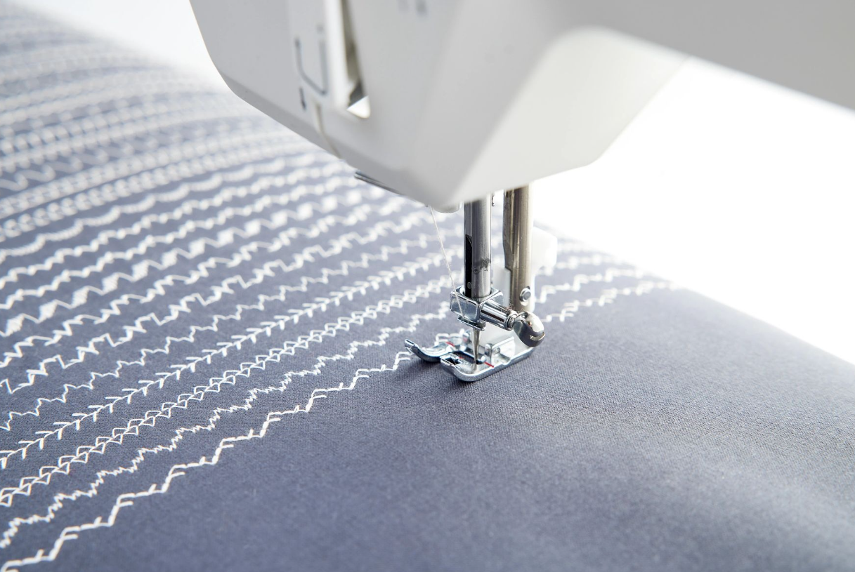 Machine à coudre Husqvarna Viking Onyx 25 – Couture de motifs décoratifs
Gros plan sur l’aiguille et le tissu montrant les points décoratifs réalisés avec la machine à coudre Husqvarna Viking Onyx 25.