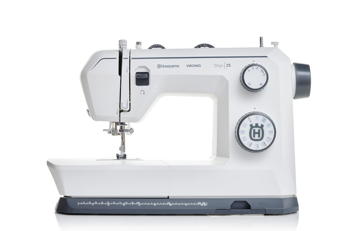 Machine à coudre Husqvarna Viking Onyx 25 – Vue complète de la machine à coudre Husqvarna Viking Onyx 25, avec un design robuste et des commandes intuitives pour une couture facile.