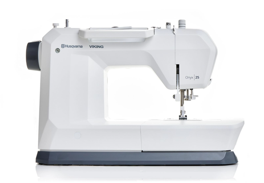 Machine à coudre Husqvarna Viking Onyx 25 – Vue de face
Machine à coudre Husqvarna Viking Onyx 25 avec un design moderne et une large ouverture pour un confort de couture optimal.