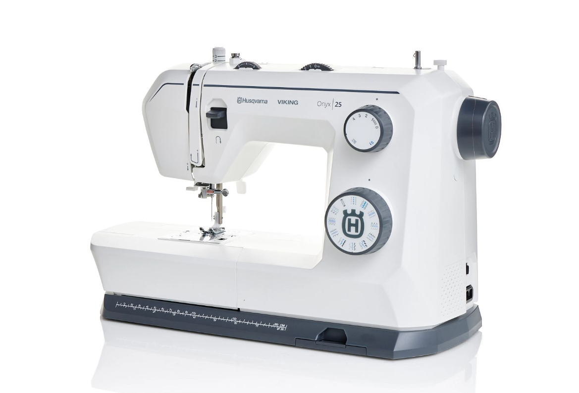 Machine à coudre Husqvarna Viking Onyx 25 – Vue latérale
Vue latérale de la machine à coudre Husqvarna Viking Onyx 25, avec boutons de réglage et large base pour plus de stabilité.