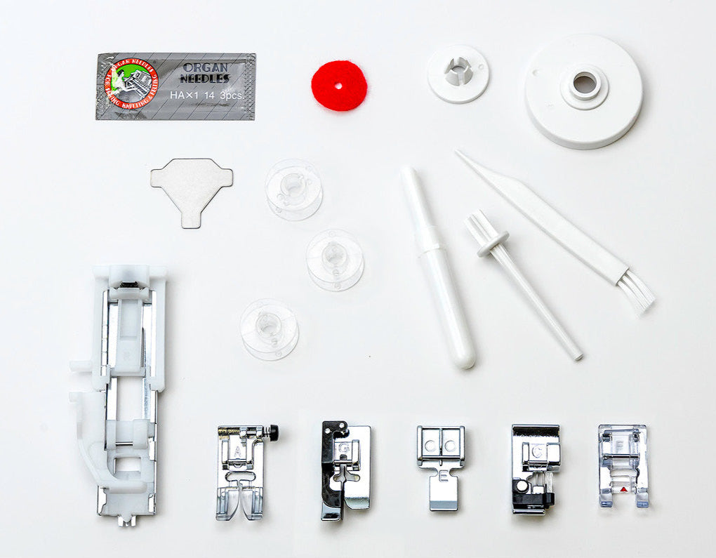 Machine à coudre Janome 2030DC – Ensemble d’accessoires fournis, incluant plusieurs pieds-de-biche, aiguilles, canettes, tournevis et brosse de nettoyage.