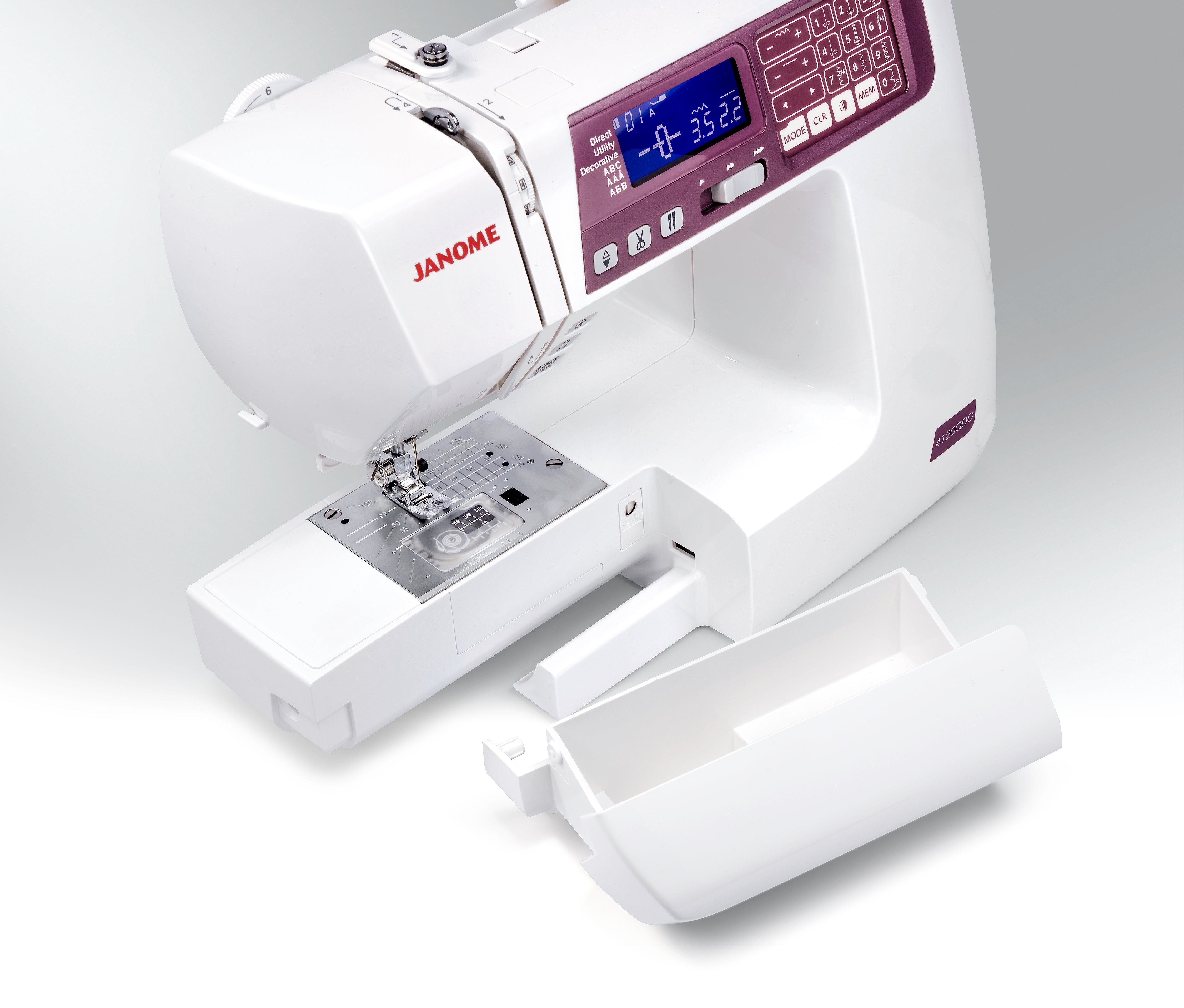 Machine à coudre Janome 4120QDC avec compartiment de rangement amovible pour accessoires et outils de couture.