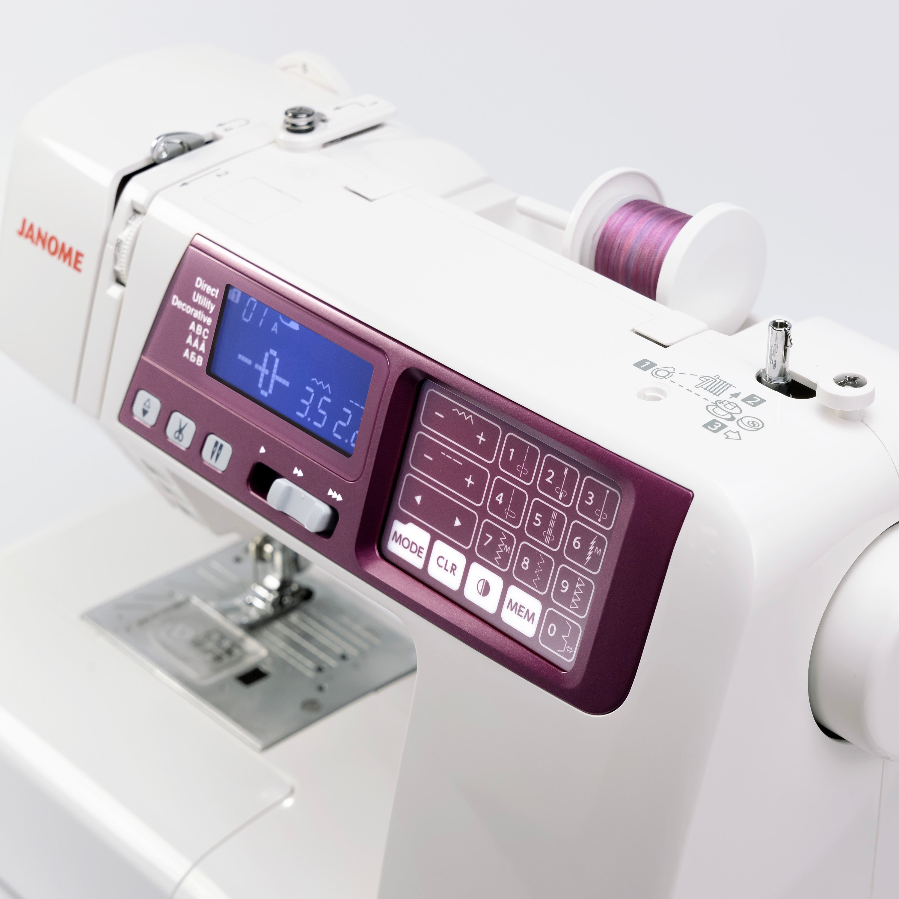 Machine à coudre Janome 4120QDC avec enfileur automatique et bobine de fil intégrée pour une installation rapide.