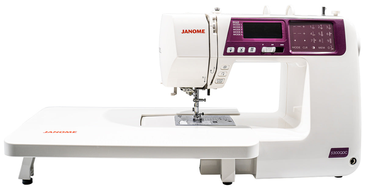 Machine à coudre Janome 5300 QDC-G équipée d’une large table d’extension, idéale pour le quilting et les grands projets de couture.