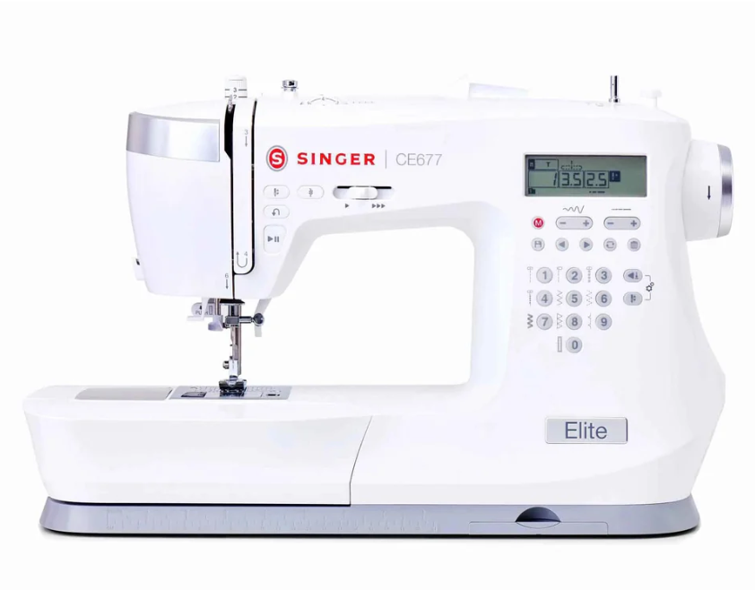 Machine à coudre SINGER CE677 Elite – Vue complète de la machine électronique avec écran numérique et boutons de sélection pour un réglage précis des points.