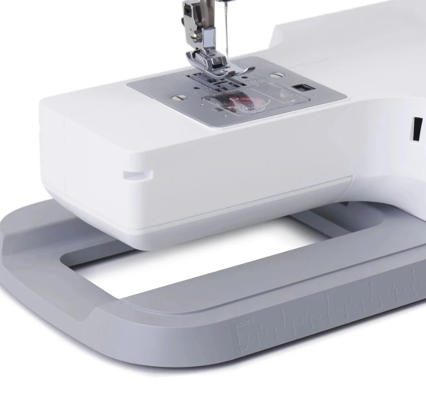 Machine à coudre SINGER Elite ME457 – Base de la machine avec sa structure robuste et des repères de mesure pour un alignement précis du tissu.