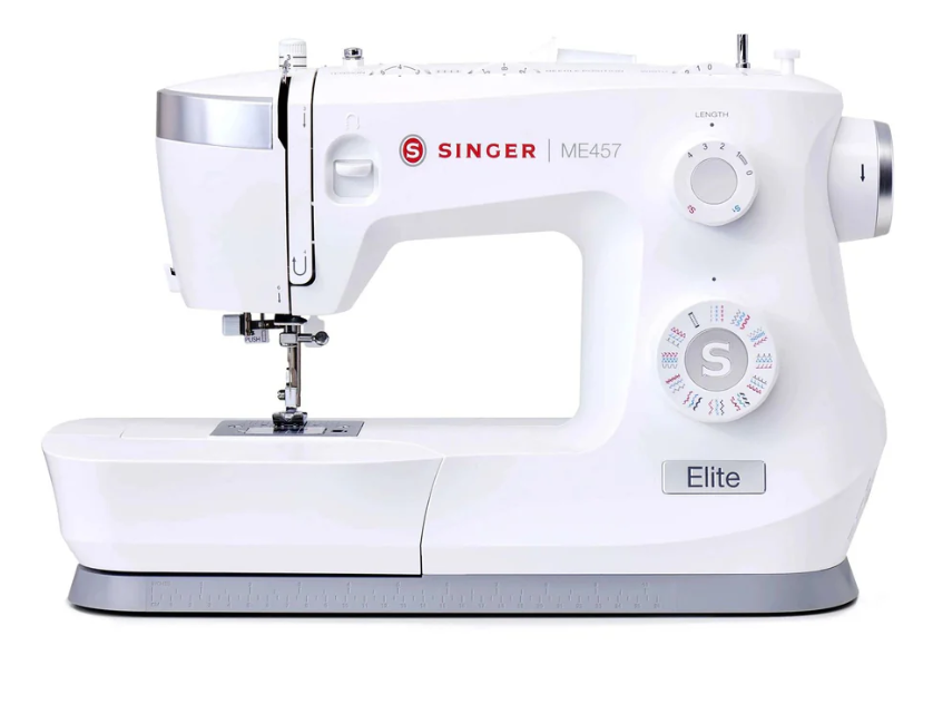 Machine à coudre SINGER Elite ME457 – Vue complète de la machine avec son design moderne blanc et gris, ses commandes intuitives et ses nombreuses options de points.