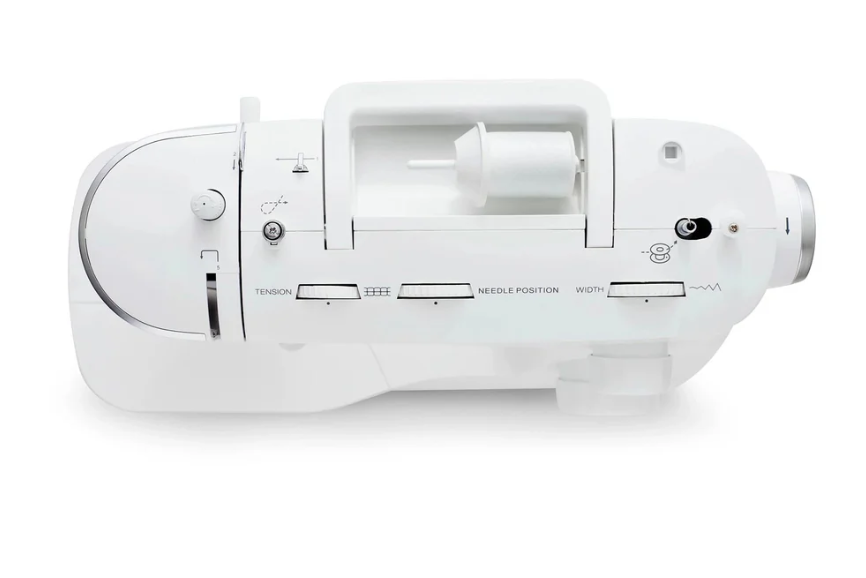 Machine à coudre SINGER Elite ME457 – Vue du dessus de la machine, montrant les réglages de tension du fil, la position de l’aiguille et la largeur des points.