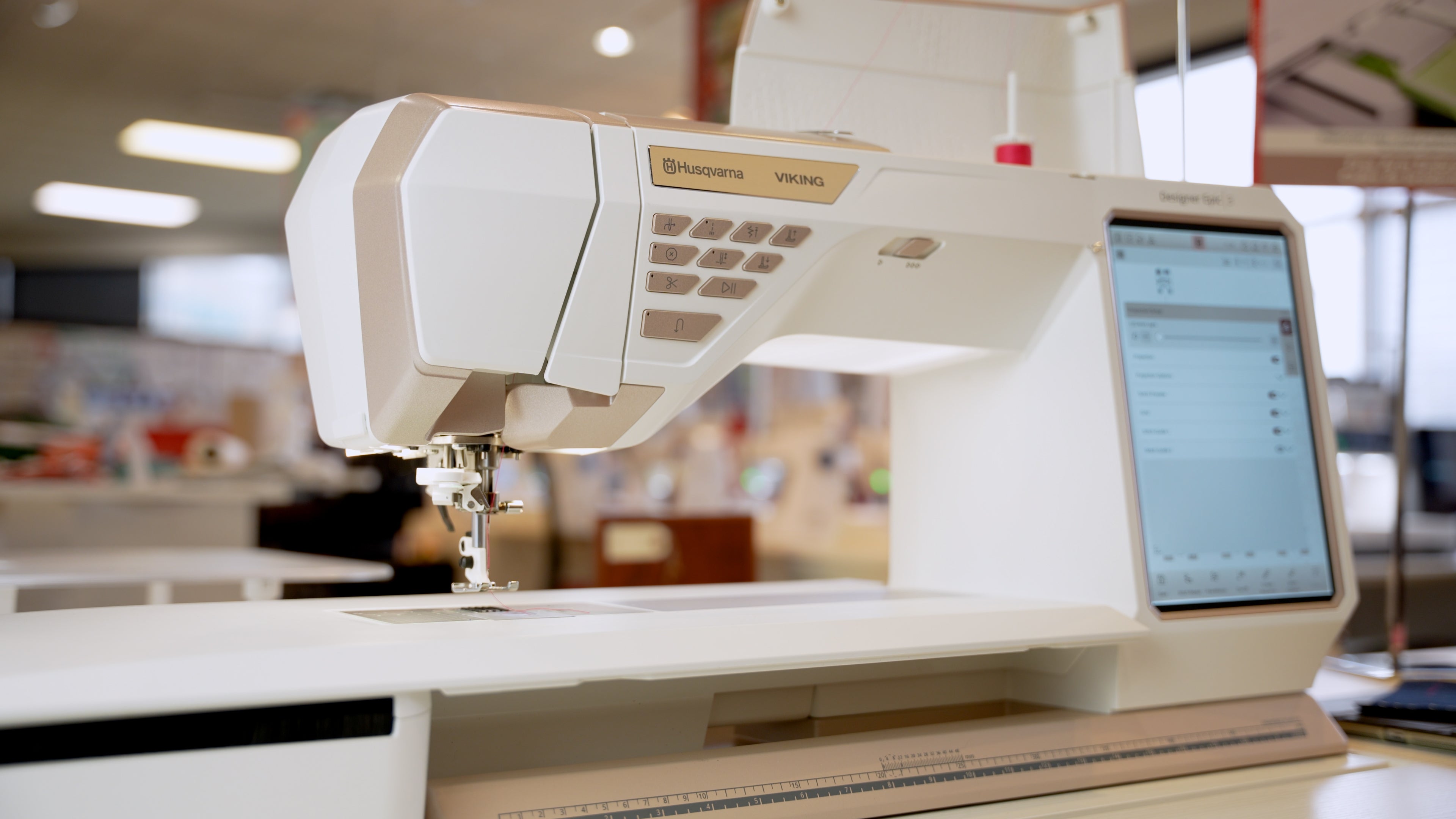 Machine à coudre et à broder Husqvarna Viking DESIGNER EPIC™ 3 – Vue latérale
Vue latérale de la machine à coudre et à broder Husqvarna Viking DESIGNER EPIC™ 3, avec son design élégant et son large espace de couture.