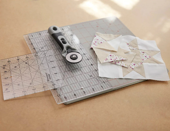 Outils de découpe pour quilting – Ensemble comprenant une règle de mesure transparente, une planche de découpe et un cutter rotatif, idéal pour la découpe précise des tissus dans le quilting.