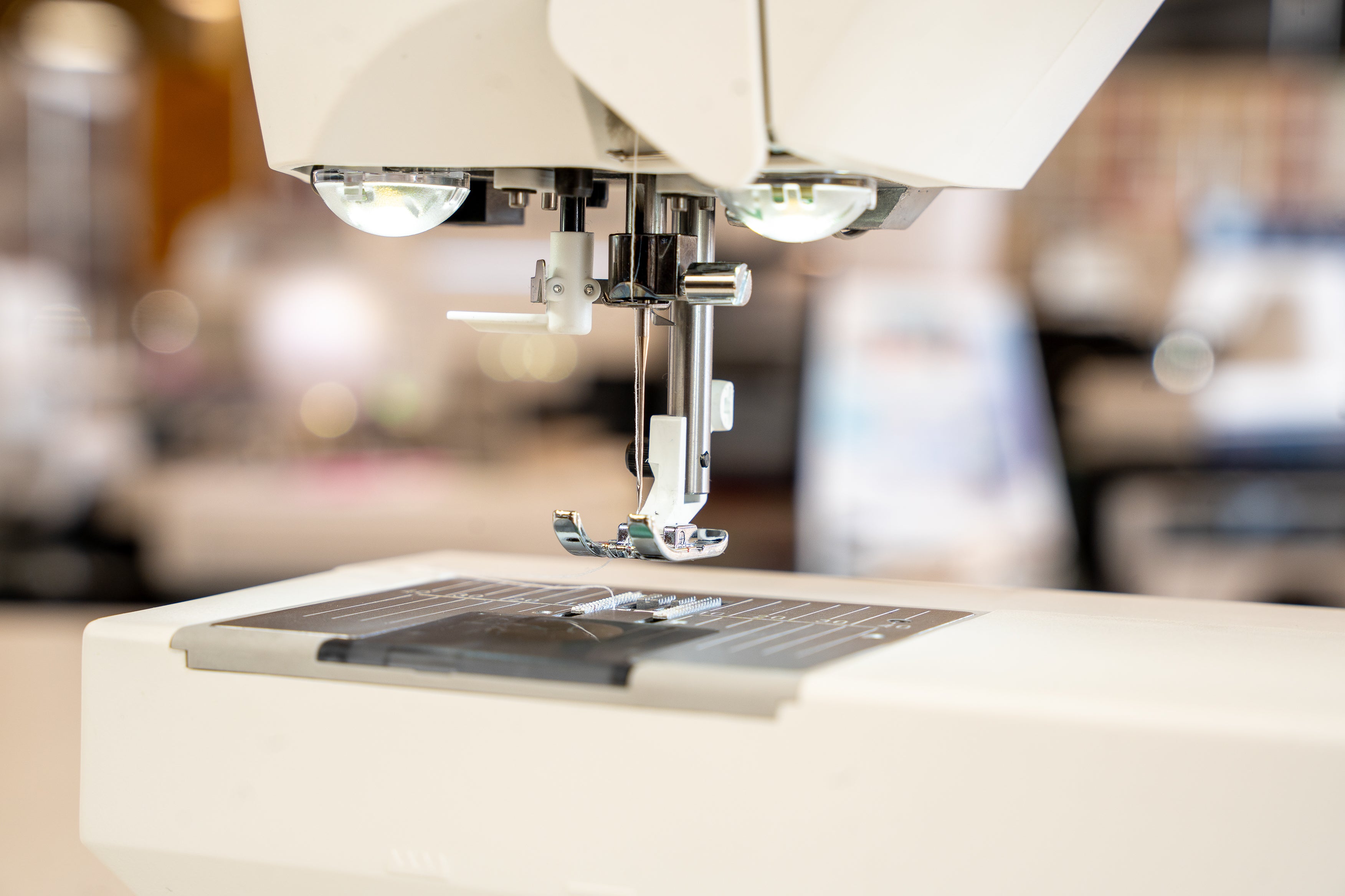 Pied-de-biche et aiguille de la Husqvarna Viking OPAL™ 650 – Vue rapprochée du mécanisme de couture avec éclairage LED, garantissant une visibilité parfaite lors de la couture.