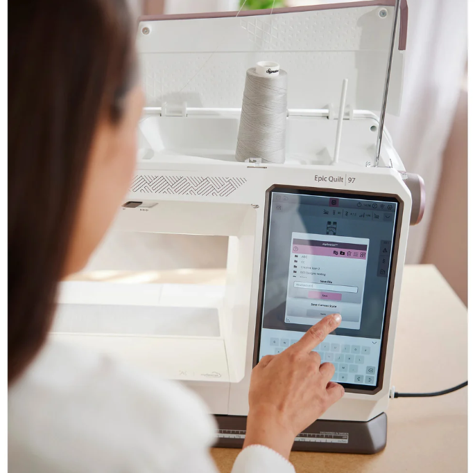 Sélection des réglages sur l’écran de la Husqvarna Viking EPIC™ Quilt 97 – Utilisation de l’écran tactile pour ajuster les paramètres de couture et choisir parmi diverses techniques de quilting.