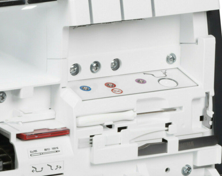 Surjeteuse Bernette 68 Airlock – Vue intérieure – Zoom sur le mécanisme interne, mettant en avant les guides d’enfilage et le système d'air simplifié.