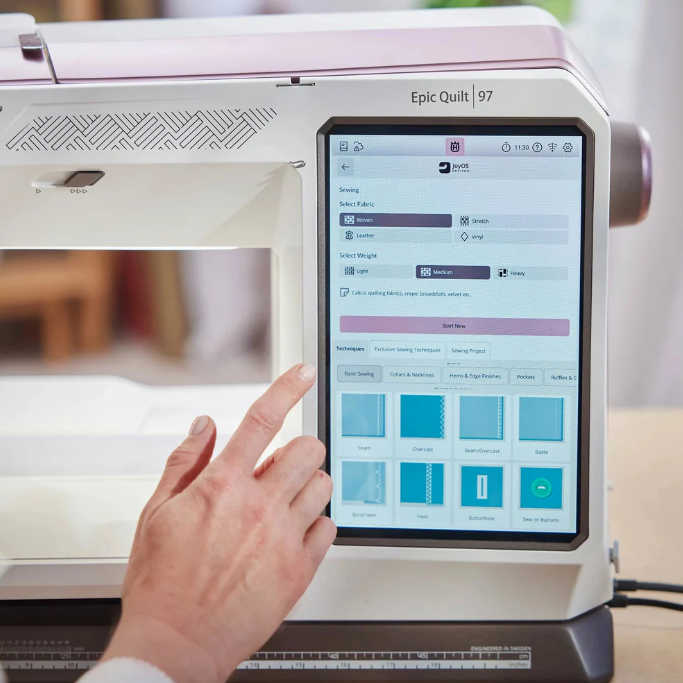 Système de projection pour un placement précis sur la Husqvarna Viking EPIC™ Quilt 97 – Vue rapprochée du guide laser intégré pour des coutures alignées avec précision sur le tissu.