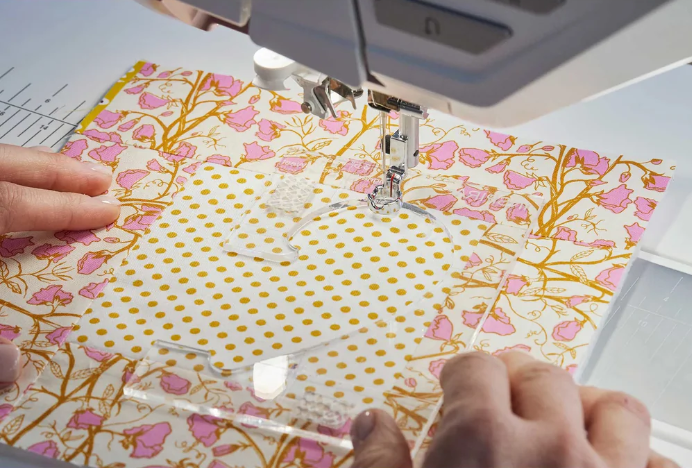 Utilisation de la Husqvarna Viking EPIC™ Quilt 97 pour le quilting – Couture d’une pièce de tissu avec un bras libre spacieux, permettant une manipulation fluide des matériaux.