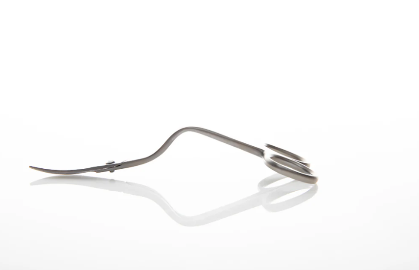 Vue latérale des ciseaux de broderie à double courbure Husqvarna Viking, mettant en valeur leur conception ergonomique unique.