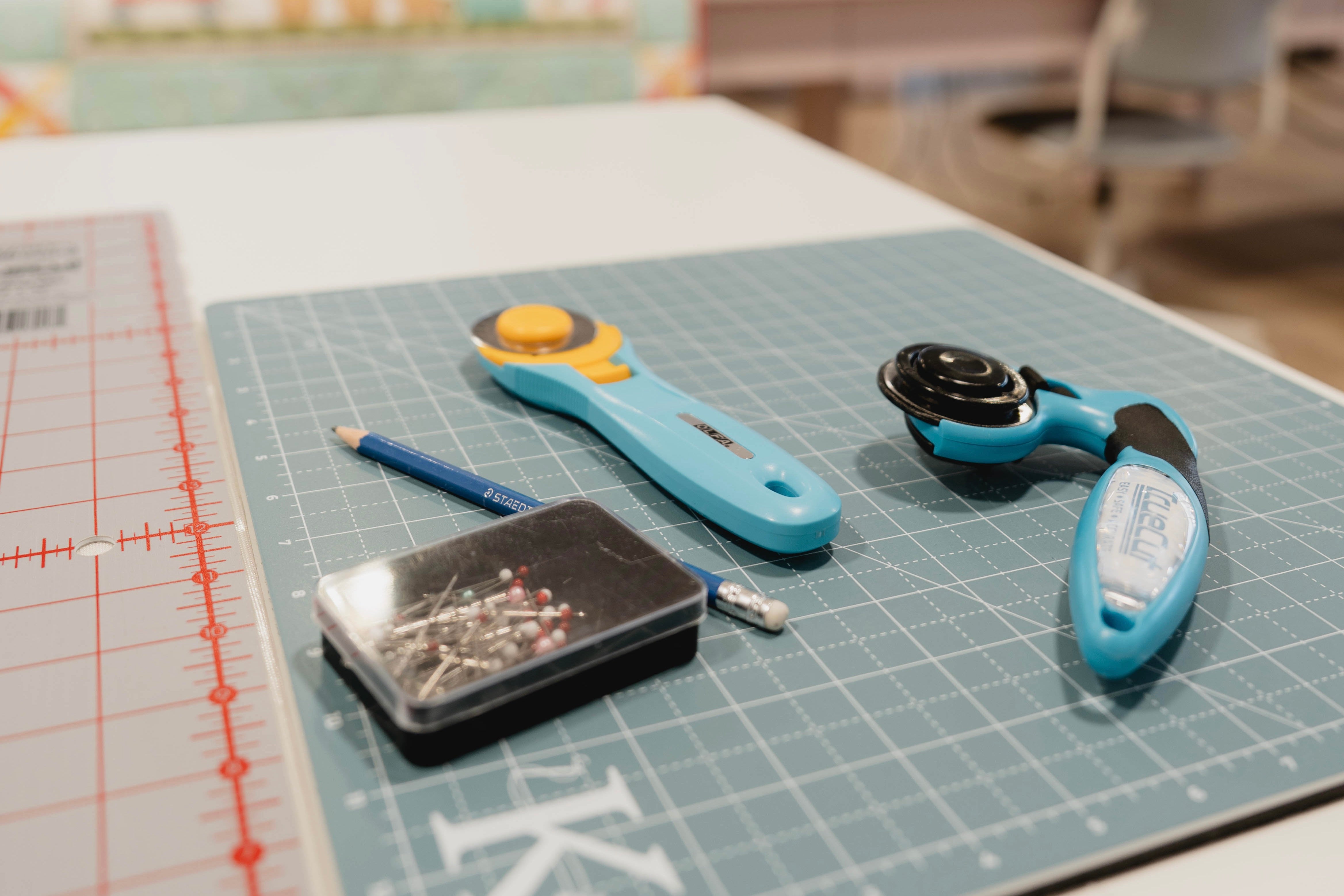 Accessoires de couture apposés sur une table en boutique, chez Excelle Machine à Coudre, à Laval.