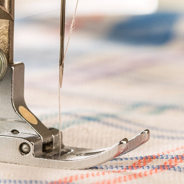 Gros plan sur une aiguille à coudre utilisée pour un travail à la machine