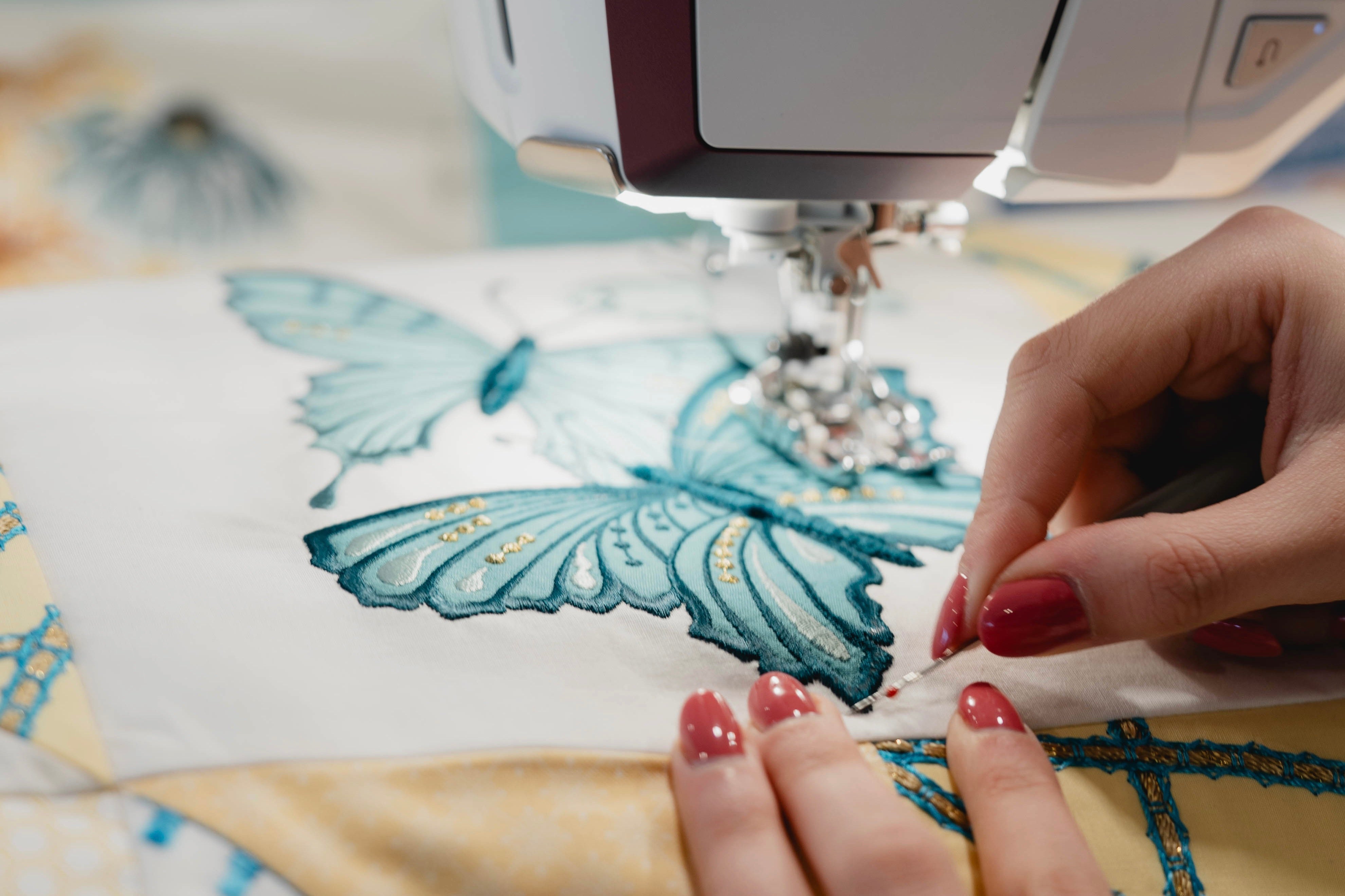 Jeune femme en train de réaliser une courtepointe à la machine
